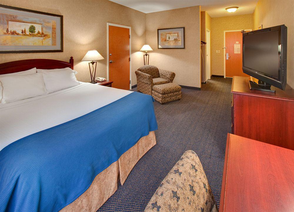 Holiday Inn Express Jamestown By Ihg Bagian luar foto