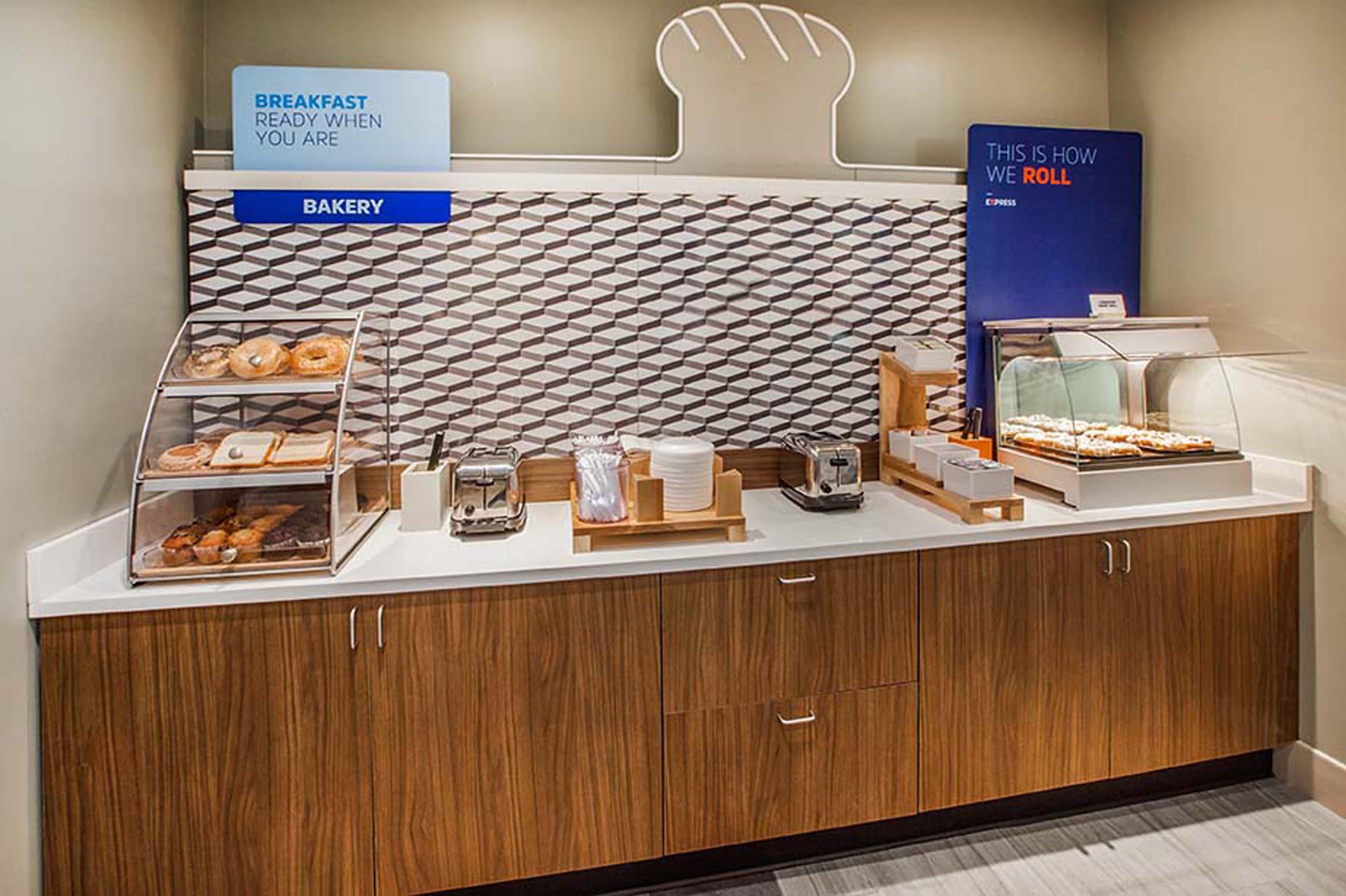 Holiday Inn Express Jamestown By Ihg Bagian luar foto